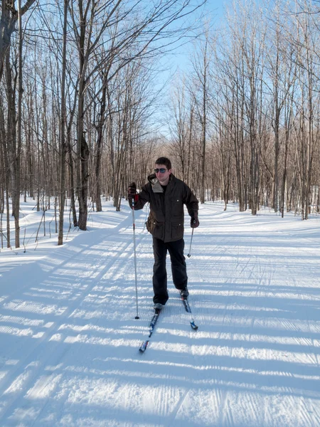Muž lyžování — Stock fotografie