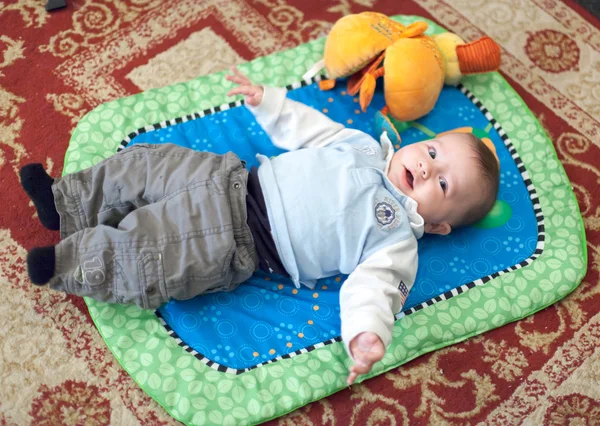 Baby boy lying on a bed — Stock Photo, Image