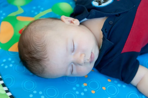 Babyjongen slapen — Stockfoto