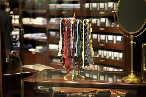 Krawaty na sprzedaż w sklepie odzieżowym — Zdjęcie stockowe