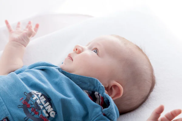 Baby jongen liggend op het bed — Stockfoto