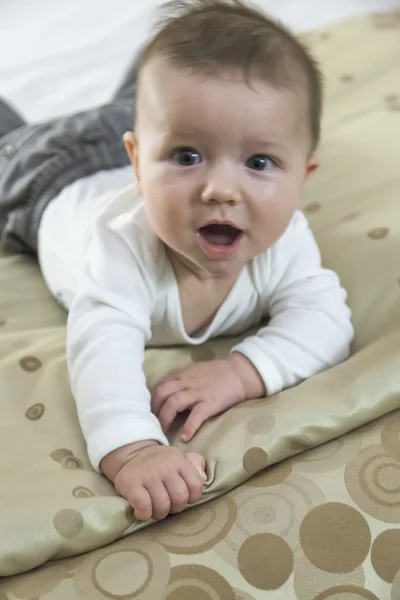 Chłopiec dziecko grając na łóżku — Zdjęcie stockowe
