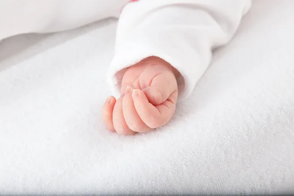 Mano de un bebé recién nacido — Foto de Stock