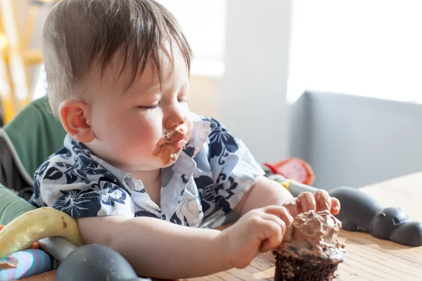 Pojken äta en tårta — Stockfoto
