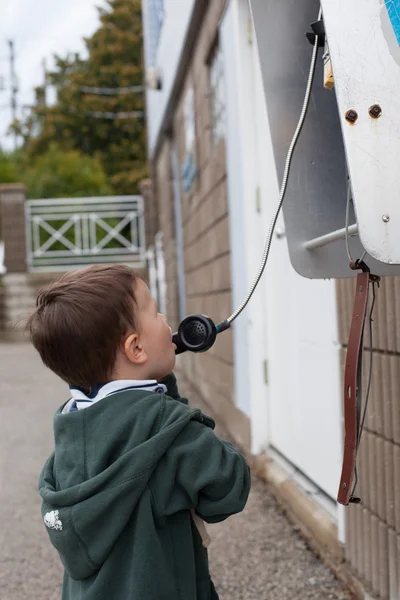 Pojke med en offentlig telefon — Stockfoto