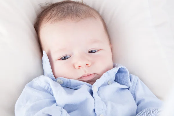 Baby jongen liggend op het bed — Stockfoto