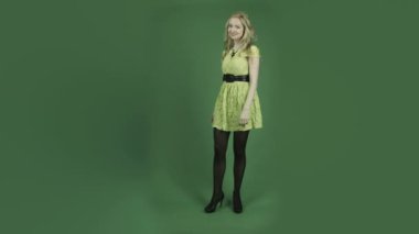 kendinden emin gülümseyen kadın