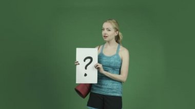 mujer confundida con signo de interrogación