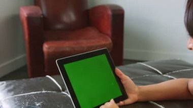 değmek perde tablet kullanan kadın