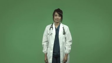 Hintli kadın doktor başparmak aşağı ile