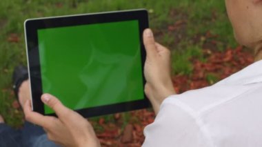 kadın parkta rahatlatıcı