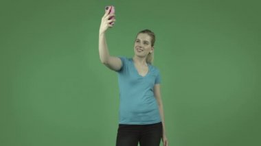 Kız selfie çekiyor.