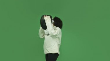 parmak çarpı işareti ile eskrim kız