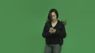 cep telefonu ile gülümseyen kız