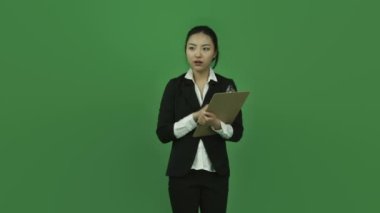 kontrol listesi ile sinirli kadın