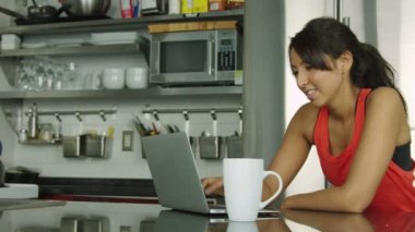 Dizüstü bilgisayar kullanan kadın