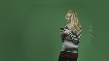 kadın cep telefonundan e-postalar göndermek