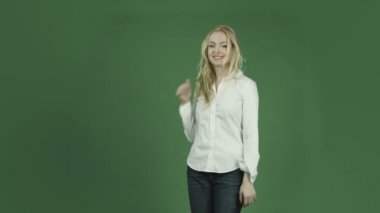 yukarı işareti olan kadın