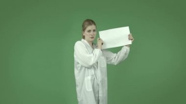 Kız laboratuvar önlüğü içinde boş için endişeleniyor.