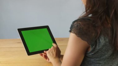 yeşil ekran tablet kullanan kadın