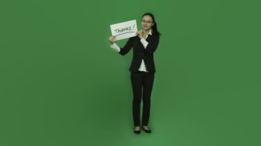 donna con cartello grazieTeşekkürler işaret tutan kadın