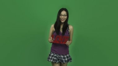 mutlu öğrenci sevgi işareti tutarak,