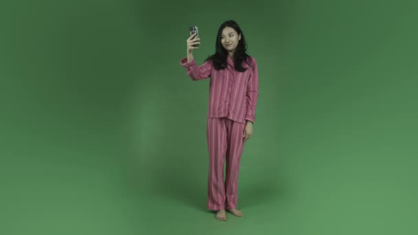 Femme en pyjama prenant des photos selfie — Video