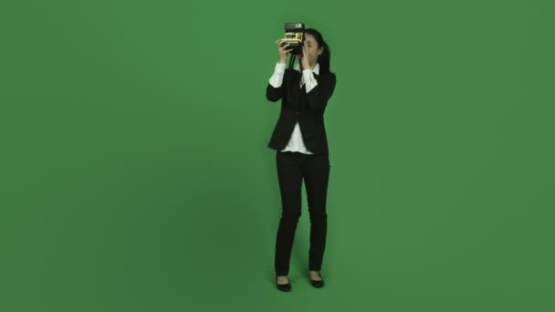 Frau fotografiert auf Polaroid — Stockvideo