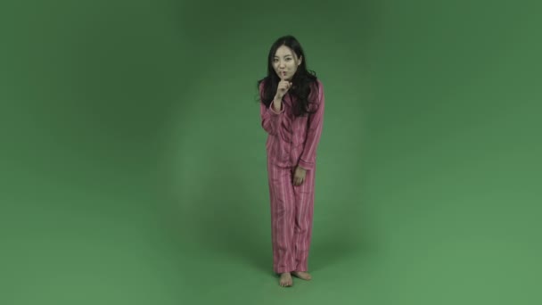 Frau im Pyjama mit einem Geheimnis — Stockvideo