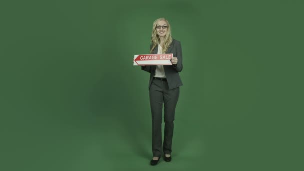 Businesswoman holding garage sale sign — Stock Video