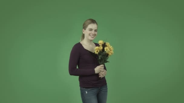 Attraktives Mädchen mit gelben Blumen — Stockvideo