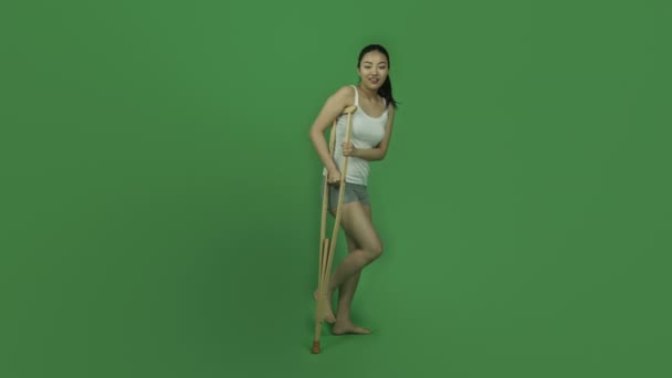 Sporty girl with crutch injured — Stock Video