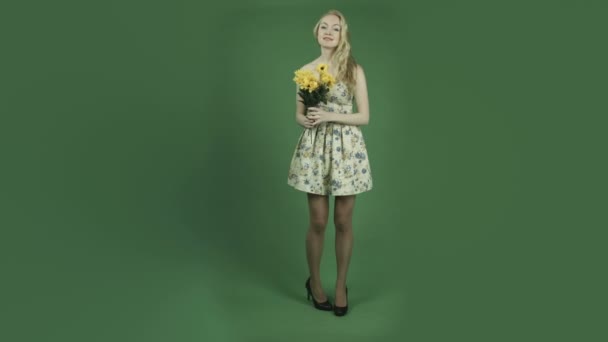 Femme en robe florale avec un bouquet — Video