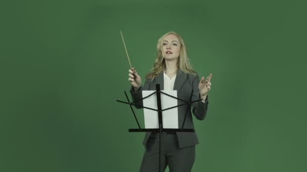 Caucasian businesswoman conductor — Stock Video