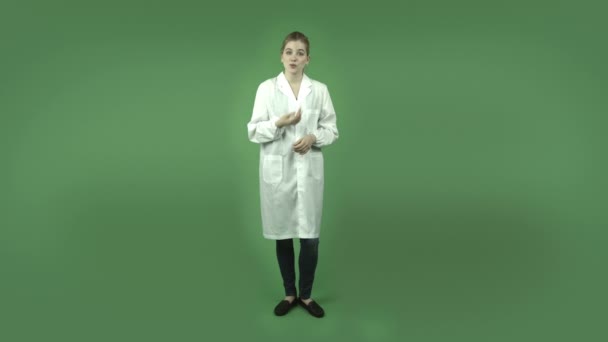 Meisje in laboratoriumjas praten interview — Stockvideo