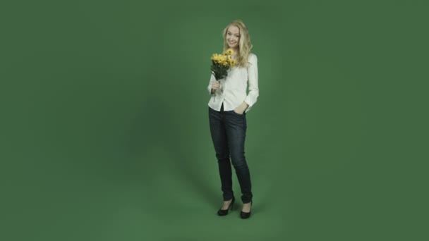 Woman smiling with flowers — Stock Video