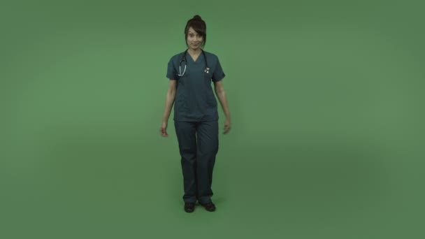 Kvinnliga läkare med armarna korsade — Stockvideo