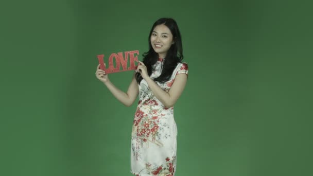 Mujer asiática con palabra de amor — Vídeos de Stock