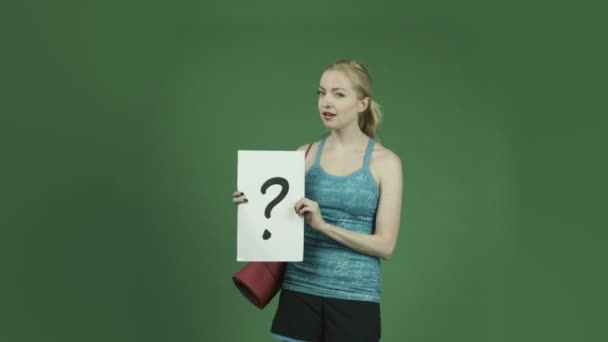 Mujer confundida con signo de interrogación — Stok video