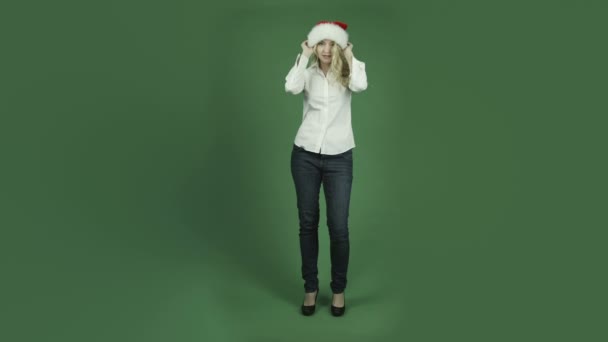 Vrouw die lacht in santa KERSTMUTS — Stockvideo