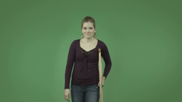 Fille occasionnelle blessée avec une béquille 