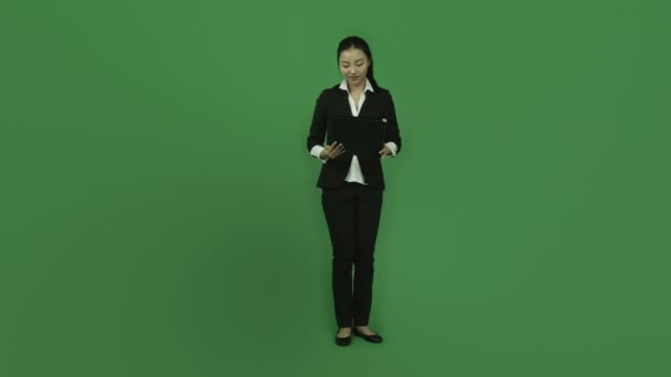 Woman with black ring binder — Stock Video