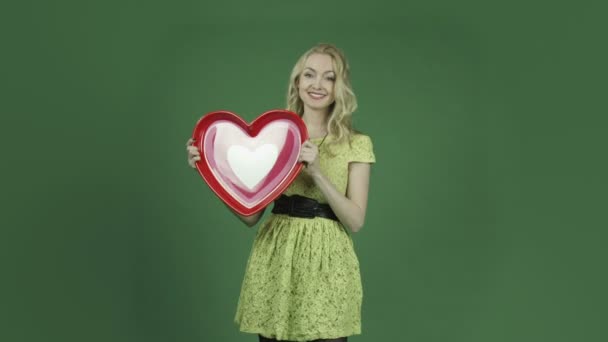 Mujer en vestido amarillo con forma de corazón — Vídeo de stock