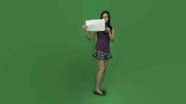 Estudiante chica con signo en blanco — Vídeo de stock