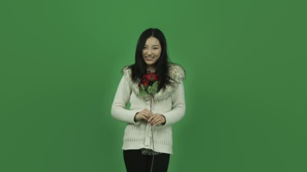 Девушка с розами — стоковое видео