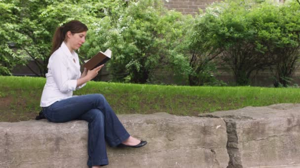 Femme dans la détente du parc — Video