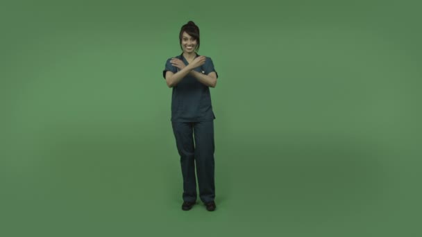Dokter vertrouwen met gekruiste armen — Stockvideo