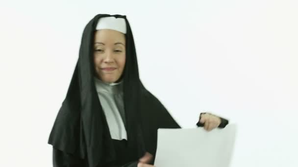 Nun smiling with blank sign — Stock Video