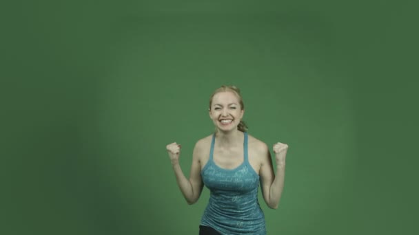 Mujer celebrando el éxito — Vídeos de Stock