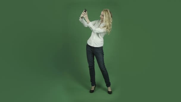 Γυναίκα που βγάζει selfie — Αρχείο Βίντεο